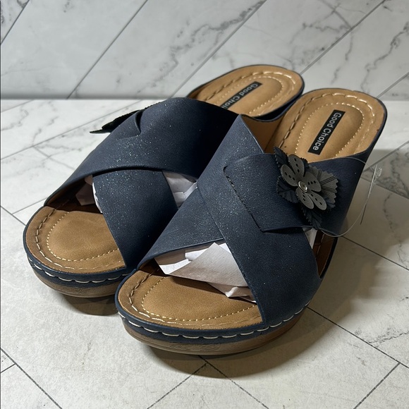 NWT Good Choice Womens Selly Navy Floral Applique Wedge Sandals Size 7M - Picture 2 of 9